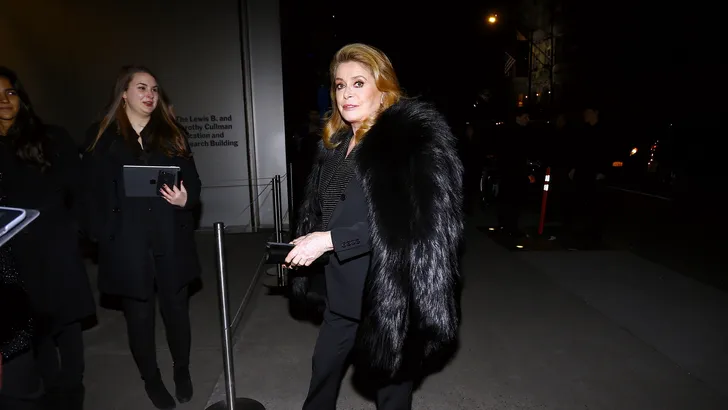 Catherine Deneuve's Yves Saint Laurent garderobe te koop