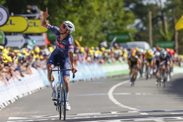 Mathieu van er Poel wijst naar de hemel bij winst in Tour.