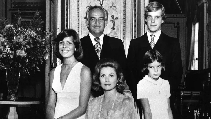 Zwart-wit foto uit 1973 van prins Rainier en prinses Grace met prins Albert, prinses Caroline en prinses Stéphanie te paleize in Monaco.