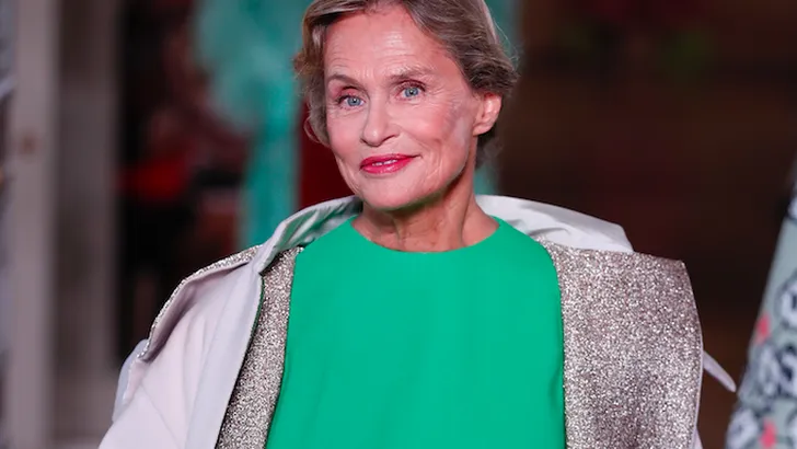 Wat een charmante verschijning, Lauren Hutton (75) sluit haute-coutureshow Valentino af
