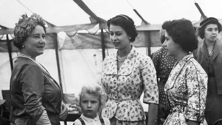 De Queen Mother met koningin Elizabeth, prinses Margaret en prinses Anne, 1955