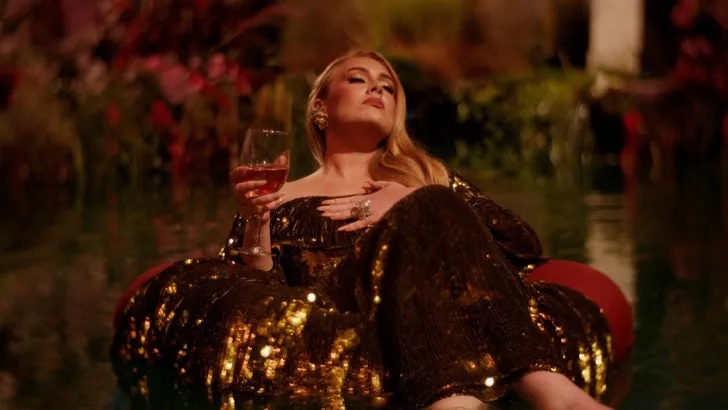 Adele dobbert en drinkt in 'I Drink Wine'