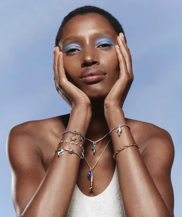 Sieraden uit Pandora's nieuwe Maritieme collectie zijn geïnspireerd op de oceaan, van ringen met een schelp tot bedels in de vorm van een schelp of zeester. 