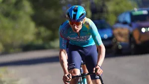 Een daverende verrassing in de Ronde van Oman: niet UAE Team Emirates-XRG met Adam Yates won, maar XDS Astana Team met Christian Scaroni.