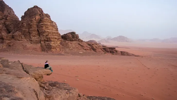 jordanie woestijn vrouw verliefd