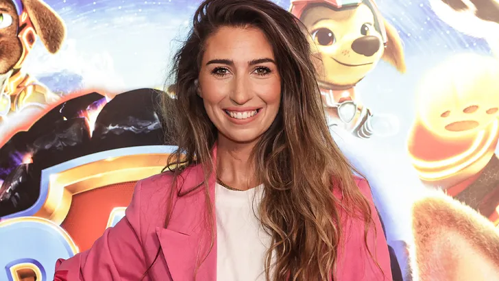 Kelly Cabau van Kasbergen op rode loper bij première