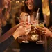 Drie snacks om te vermijden voor een gladde huid. – Foto van vier vrouwen met cocktails in hand.
