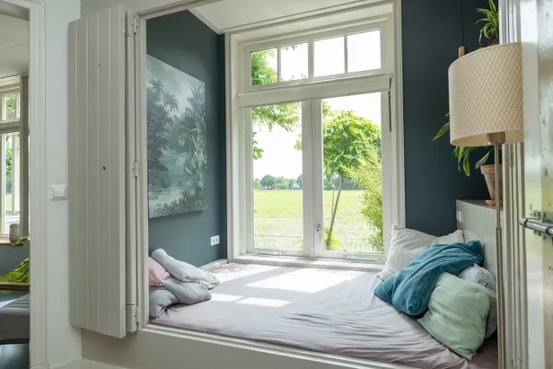 Bedstee grenzend aan de woonkeuken in de hoofdwoning