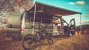 Camper op een berg met een mountainbike