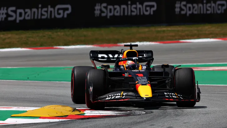 Verstappen bovenaan het klassement na chaotische overwinning in Barcelona