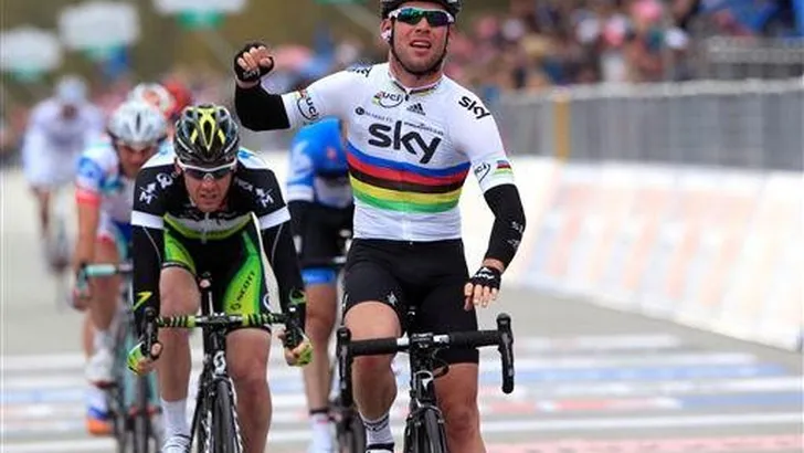 Cavendish wint tweede etappe Giro; Bos valt
