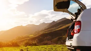 Auto met de kofferbak open in een natuurlijke omgeving