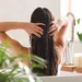 Vrouw met lang haar - geen parfum in haar spuiten