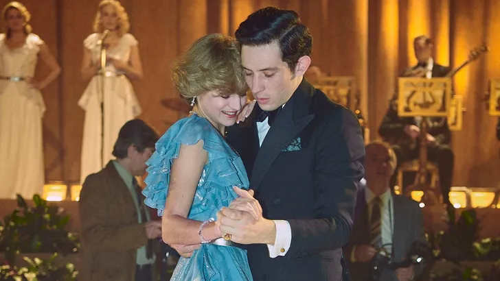 Looks in The Crown: prinses Diana vs Emma Corrin 