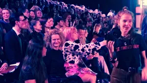 Anita zit front row bij Amsterdam Fashion Week: 'Het wordt een kleurrijke zomer!'