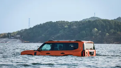 Deze gigantische Chinese SUV verandert met één druk op de knop in een speedboot