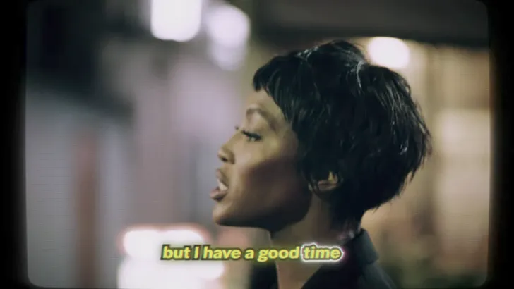 Zien: Naomi Campbell lip synced in nieuwe campagnevideo van H&M