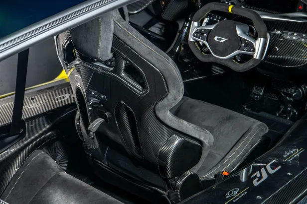 Tandemcockpit van Czinger 21C met twee stoelen achter elkaar
