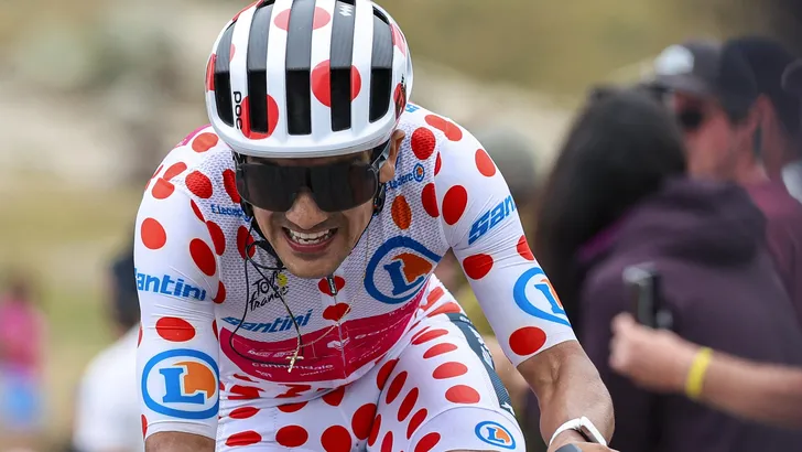 Strijdende Richard Carapaz in de bolletjestrui.