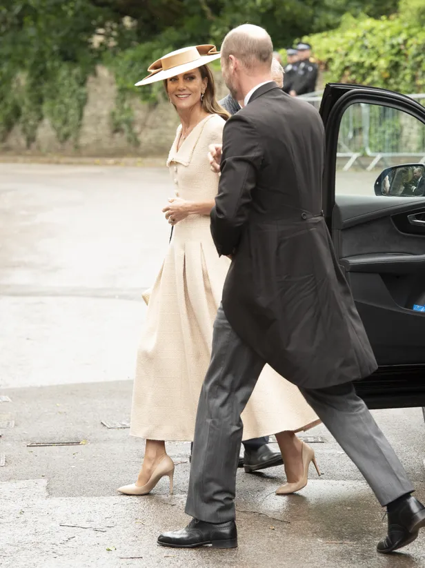 Prinses Kate in lichte japon van Roland Mouret bij huwelijk Peter Phillips en Harriet Sperling.