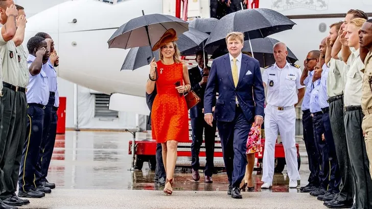 Máxima en Willem-Alexander landen in regenachtig Curaçao