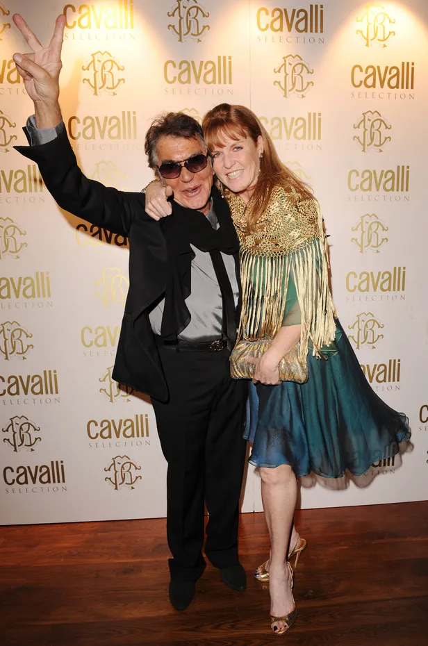 Schandalen Sarah Ferguson: Sarah in 2008 met ontwerper Roberto Cavalli.