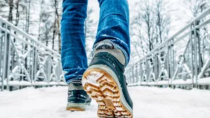 Man loopt door de sneeuw