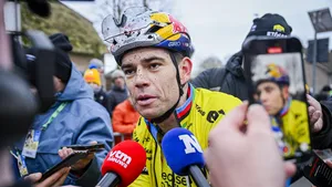 Wout van Aert zijn val in Dwars door Vlaanderen 2024 staat in het geheugen van iedere wielerfan gegrift. Gelukkig kwam het allemaal goed, maar de Belg heeft nog steeds soms last ervan.