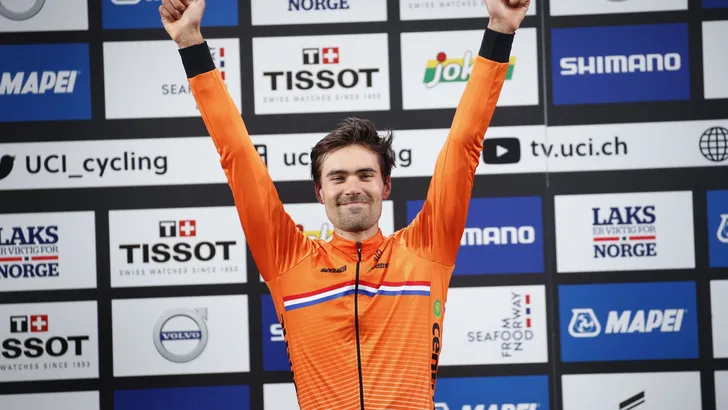 Dumoulin zet kroon op jaar met wereldtitel tijdrijden: 'Ik kan het niet geloven'