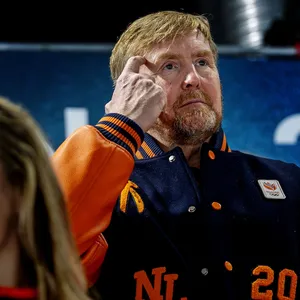 Koning Willem-Alexander als modekoning op de Spelen? Jazeker! Hier shop je zijn verrassende varsity-jack en de chique looks van koningin Máxima.