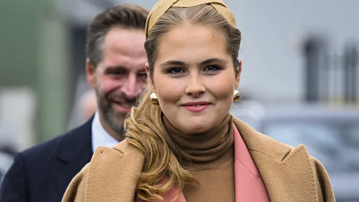 Prinses Amalia doopt schip bij allereerste solo-werkbezoek
