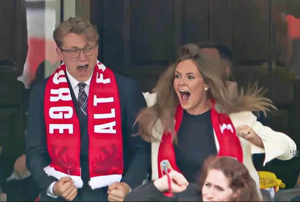 Prins Sverre Magnus en prinses Ingrid Alexandra juichend op de tribune tijdens Noorwegen – Brazilië tijdens het WK voetbal, 2026.