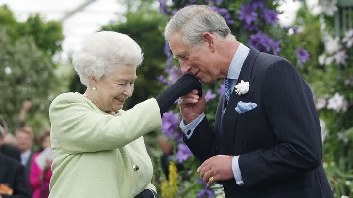 Zien: veelzeggende nieuwe foto van de Queen en prins Charles 