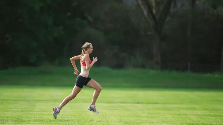 Wanneer ren je vóór je gezondheid, en wanneer ren je weg voor je problemen? De complexe relatie tussen hardlopen en je mentale welzijn.