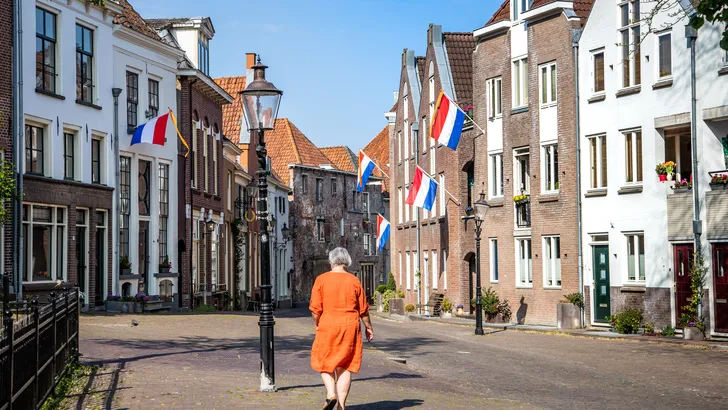 Vrouw loopt door straat Nederland