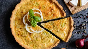 Hartige taart met uien en kaas