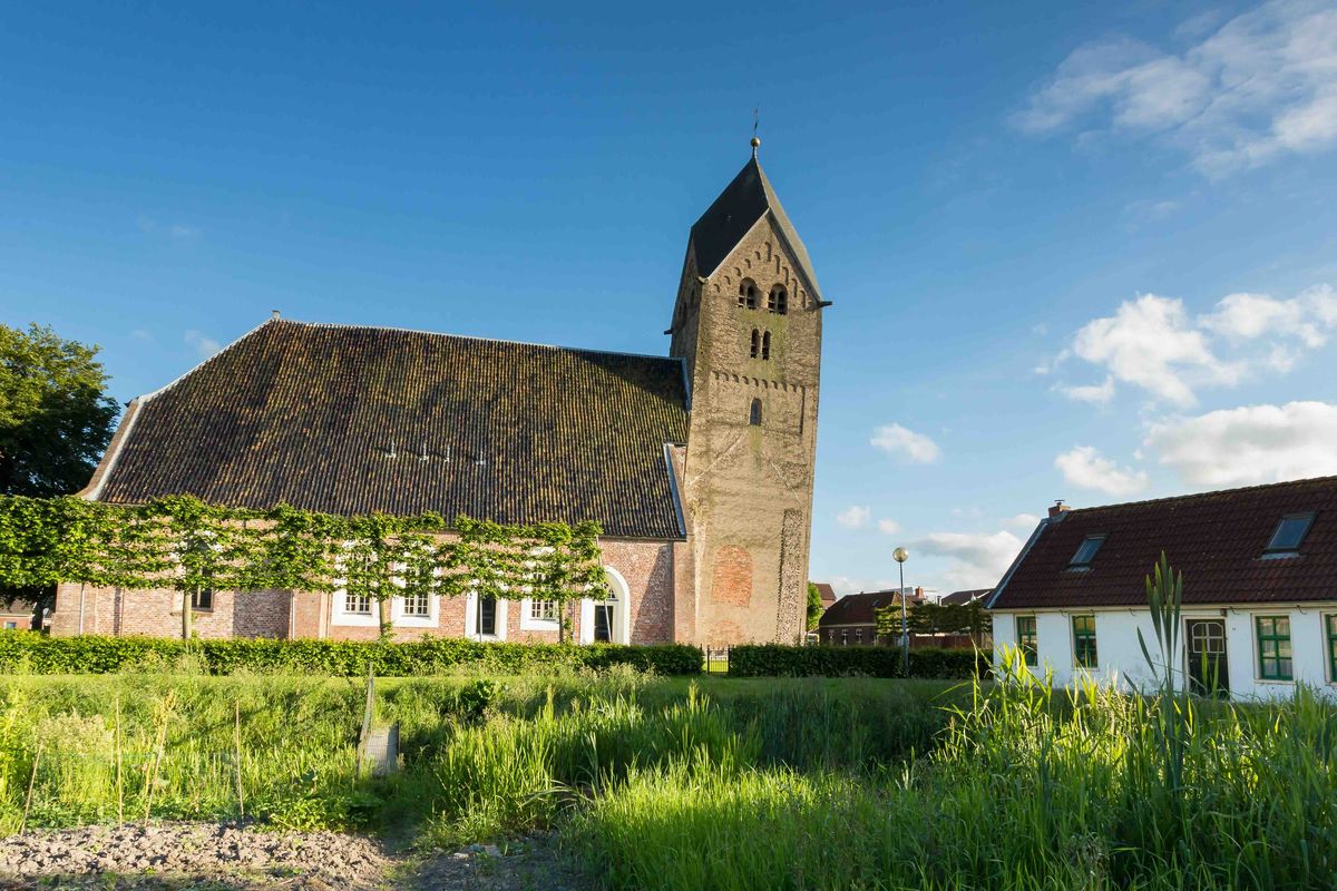 Deze Groningse kerktoren staat schever dan de toren van Pisa