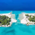Foto van strand bij Port Glarokavos, Griekenland.