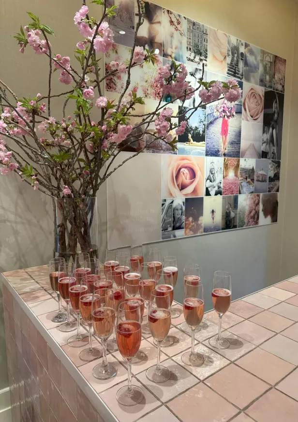 Drankjes geserveerd met een framboos 