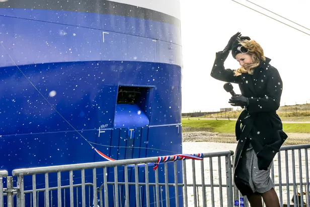 Koningin Máxima doopt onderzoeksschip Anna Weber-van Bosse op Texel. 