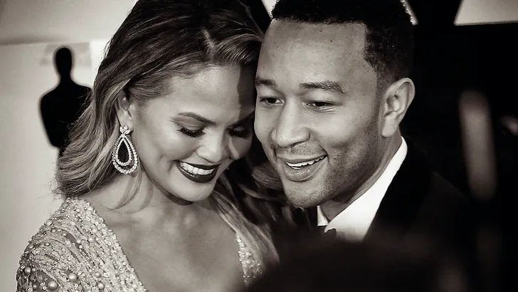 Chrissy Teigen openhartig over post-baby body van celebs