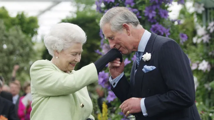 Lieve speech van Queen voor jarige Charles