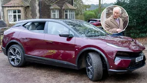 Koning Charles breidt wagenpark uit met elektrische Lotus Eletre van Chinees-Britse makelij