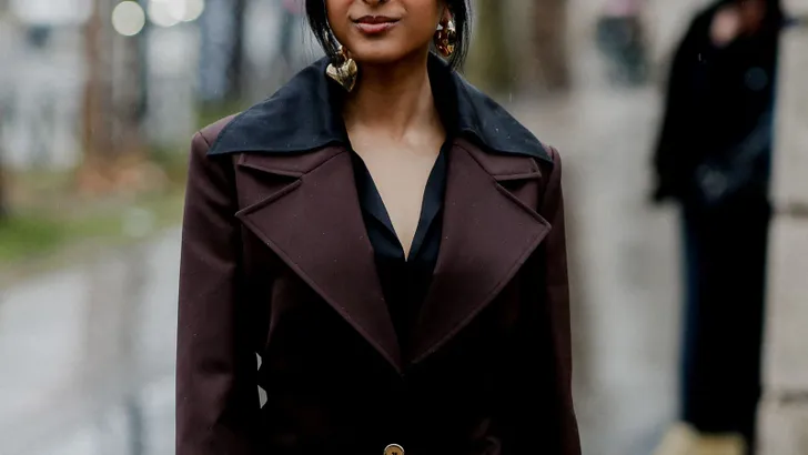 Vrouw met zwarte jas