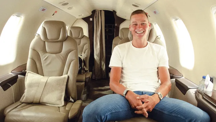 mathieu van der poel in een privéjet