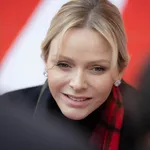 Prinses Charlene straalt naast prins Albert in matchende smoking-look. – Foto van prinses Charlene uit december 2024.