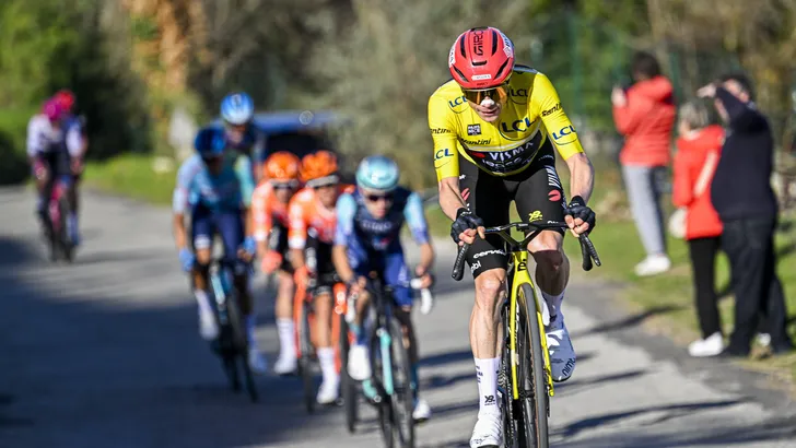 Jonas Vingegaard rijdt weg van zijn concurrenten in Parijs-Nice.