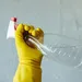 Foto van hand met sprayfles schoonmaakmiddel bij voorjaarsschoonmaak