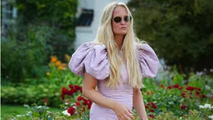 Een vrouw in een lila outfit