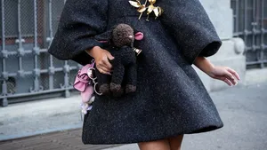 Vrouw met stijlvolle look.